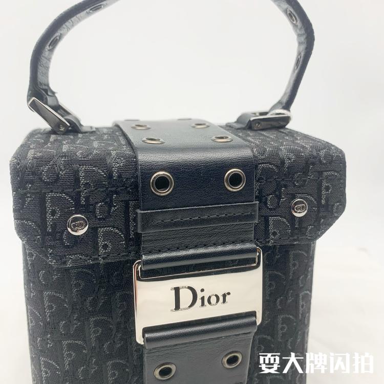 Dior迪奥 Punk盒子手提斜挎链条包 Dior 迪奥Vintage Punk黑银盒子手提斜挎链条包，经典百搭，上身随意凹造型，上班通勤出街休闲完全不在话下，上身绝美我们现货好价带走啦，尺寸：12*13cm
